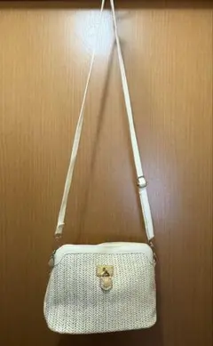 ホワイト編み込みショルダーバッグ