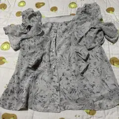 イング　フリル付き　トップス　グレーシャツ Mサイズ