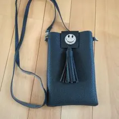スマイルモチーフ タッセル付き ブラックショルダーバッグ