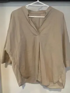美品　ベージュ　Vネック シャツ　S