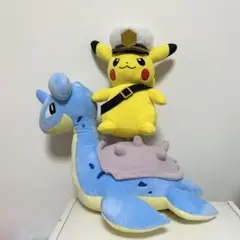 キャプテンピカチュウとラプラスのぬいぐるみ