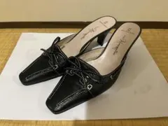 黒のスクエアトゥミュール