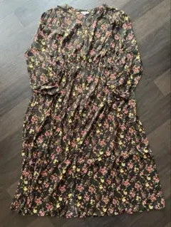 ロングワンピース　黒地花柄