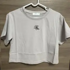 pium エンブレムフェザーTシャツ ピンクグレージュ