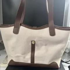 ベージュとブラウンのハンドバッグ