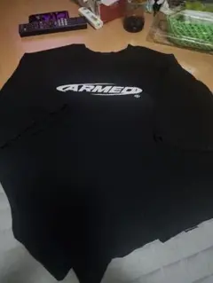 ARMED ブラックセミオーバー Tシャツ バックプリントあり