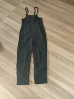 黒いストラップ付きオーバーオール