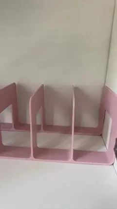 ピンクのオープンシェルフ 4仕切り