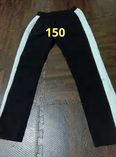 黒と白のストライプ長ズボン