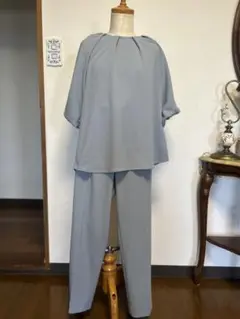 とても素敵な グレー パンツセットアップ バックボタン付き
