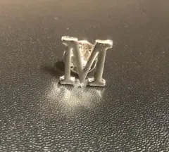 【新品】Mブローチ　アルファベット　イニシャル　シルバーシンプル　推し活エム