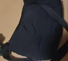 黒いショルダーバッグ