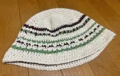 編み物の帽子 クリーム・緑・茶色