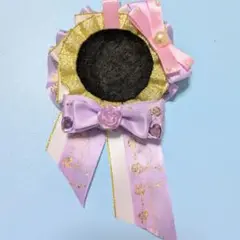 痛ロゼット 缶バッチ 57mm ロゼット リボン パープル ゴールド ホワイト