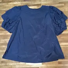 黒のブラウス