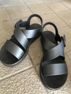 ブラック クロスストラップ サンダル