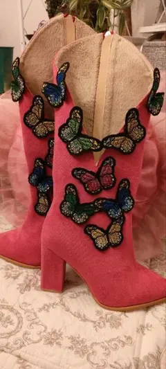 ピンク　蝶々のブーツ