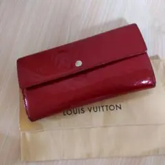 ルイヴィトン ヴェルニ長財布
Cのイニシャル入り