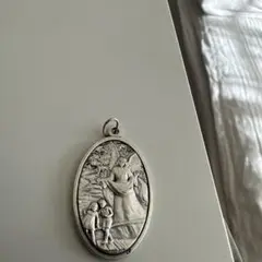 天使と子供の金属ペンダント