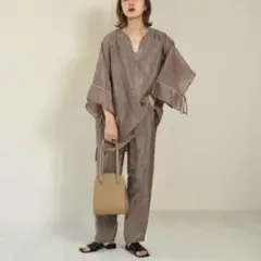 【新品タグ付】Amiur エミレ over frill Vネックトップス 光沢