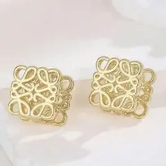 【新品未使用】カットアウト ロゴピアス ゴールド