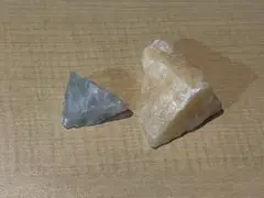 半透明な小石？　2個