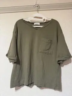 オリーブ色 カーキ　Vネック 半袖Tシャツ ポケット付き