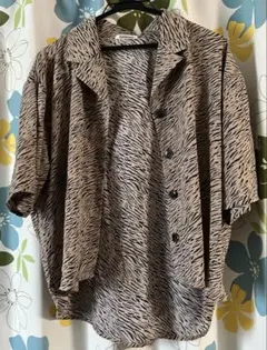 トラ柄 ボタン付きシャツ