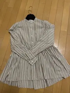 ブラウンとホワイトのストライプ長袖シャツ