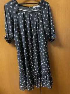 黒色 花柄 フリル付き 半袖ワンピース