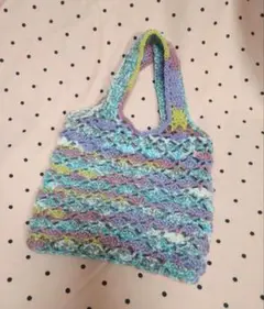 〈ハンドメイド〉かぎ針編みの小さなペタンコバッグ