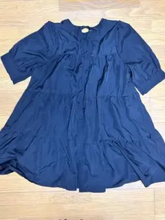 黒のティアードデザイン半袖ワンピース