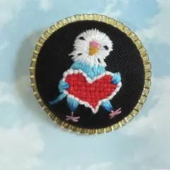 ハンドメイド刺繍　ブローチ　「ハートとインコ」　セキセイインコ