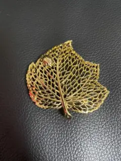 ベリテ　透かしリーフ　てんとう虫大きなブローチ