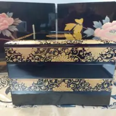 黒塗内朱菊唐草文本金蒔絵二段重箱