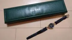 超美品 本物 レア GUCCI グッチ 革バンド 黒×ゴールド 腕時計 稼動