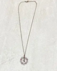 花とウサギのネックレス