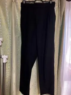 ウツクシルエツトテーパードパンツ