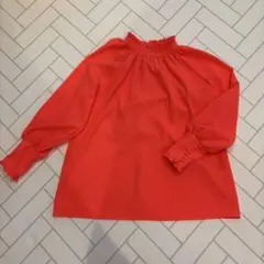 （新品　未使用✨）コーラルレッド フリルネック　ブラウス　S