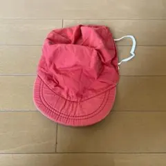 赤いキャップスタイル帽子