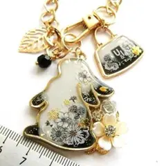 黒と金の煌めきうさぎとお花のバッグチャーム　レジン