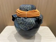 黒い陶器の置物（一部欠損有り、写真ご参照）、パターン布付き