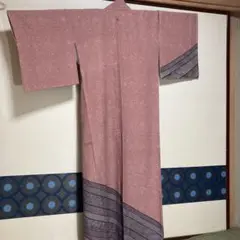 桃色の訪問着 茶色斜めの模様が、入っています。後ろに、ほとんど着てません