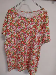 ユニクロ☓リバティコラボの花柄のTシャツ