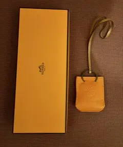 エルメス サックオランジュ レザーチャーム ストラップ ロゴ ショッパー