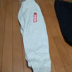 グレー ロゴ入り スウェットパンツ