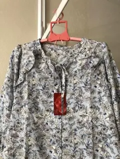 &LOVE 気分華やぐ大人フェミニンなカフタントップス