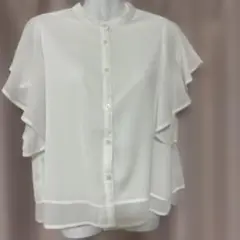 フリル付きホワイト半袖シャツ