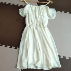 アイボリー オフショルダー ひざ丈ワンピース LL