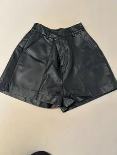 黒の合成皮革ショートパンツ Mサイズ